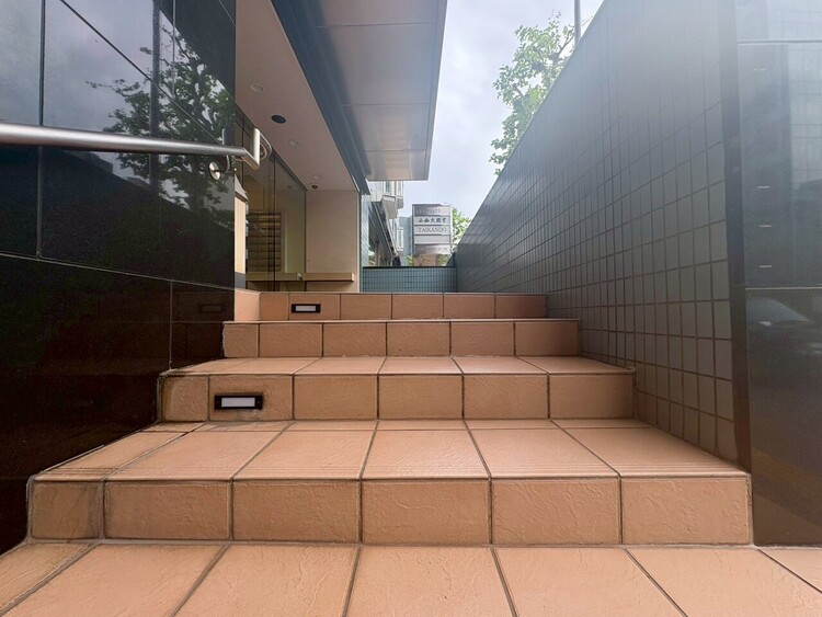 その他 共用部の階段です。明るく清潔に管理されています。