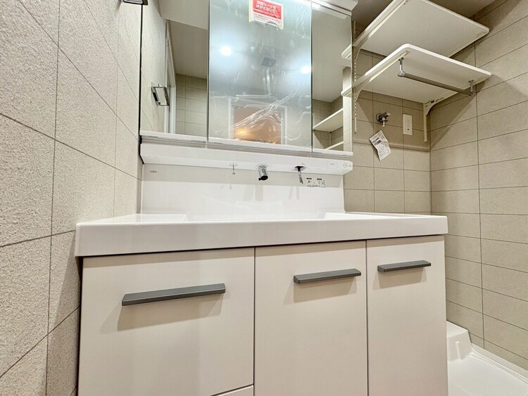 その他 清潔感を感じられる洗面化粧台。