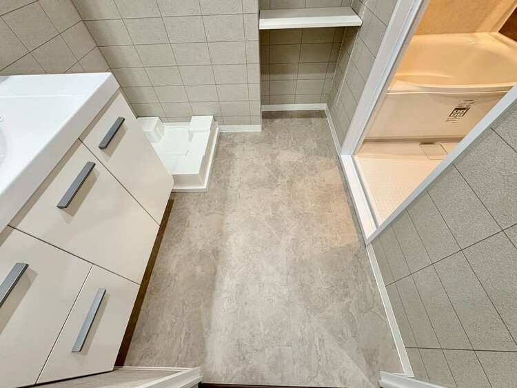 その他 十分な広さの脱衣所。