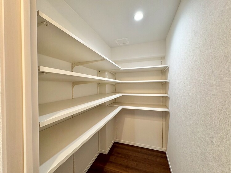 その他 収納スペースが付いていて、お部屋を広く使っていただけます。