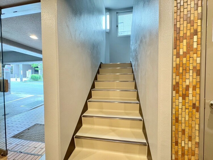 その他 共用部の階段です。明るく清潔に管理されています。