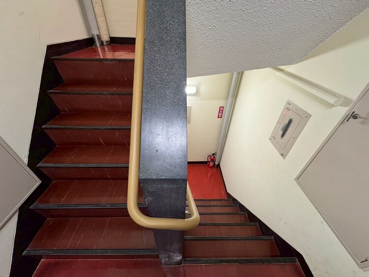 その他 共用部の階段です。明るく清潔に管理されています。