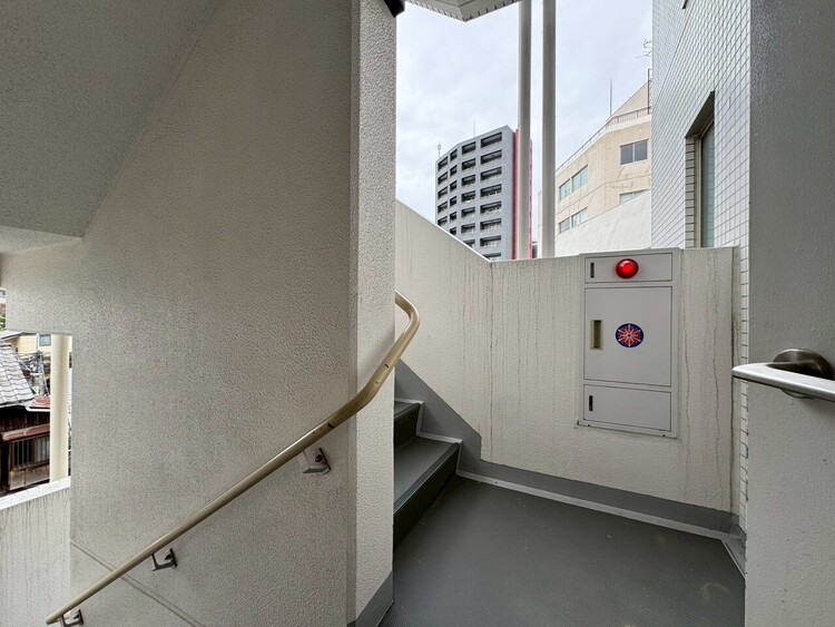 その他 共用部の階段です。明るく清潔に管理されています。