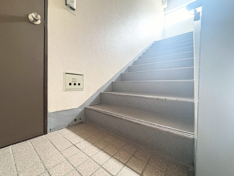 その他 共用部の階段です。明るく清潔に管理されています。