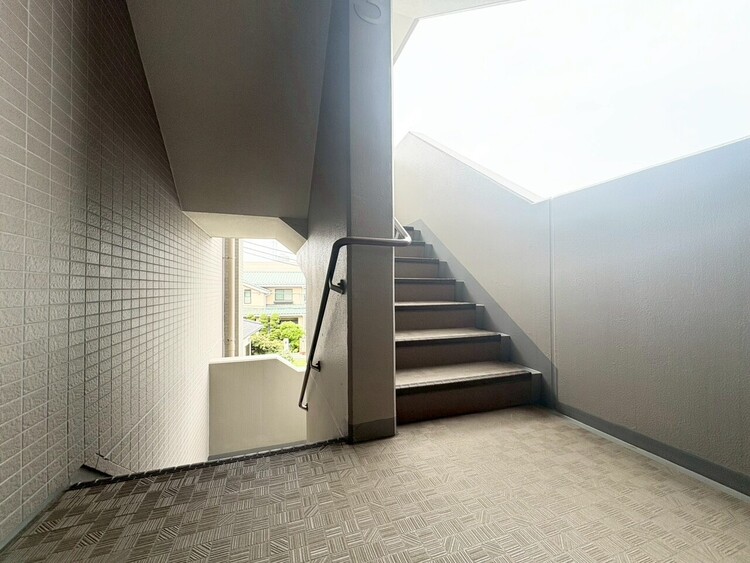 その他 共用部の階段です。明るく清潔に管理されています。