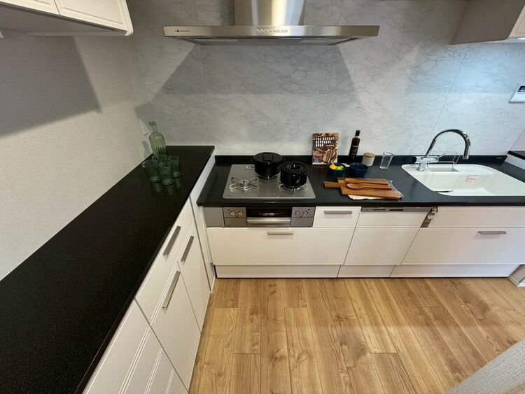 その他 開放感のあるキッチンスペース。調理をしながら、会話も弾みそうですね。※同仕様　実際とは異なります