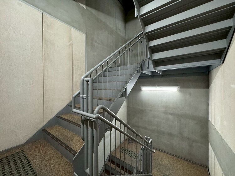 その他 共用部の階段です。明るく清潔に管理されています。