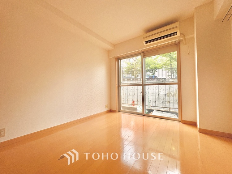 内装 プライベートルーム風の通り道。舞い込んでくる風が優しく躍り、室内に爽やかな空気を運んでくる。