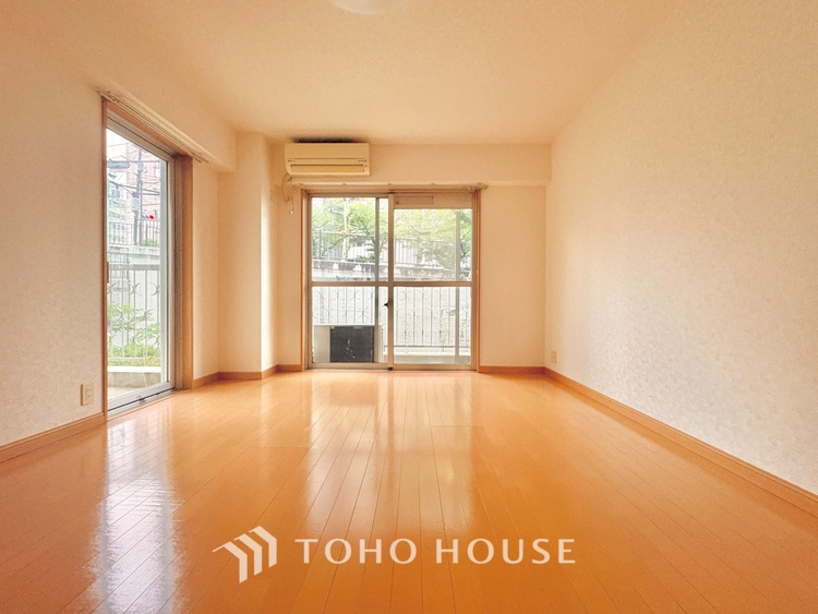 内装 叶えたかったのは落ち着きのあるナチュラルな風合い、そして開放感があるリビング。優雅な気分に浸れる幸せな時間を家族が自然と集まりたくなるこの空間で。