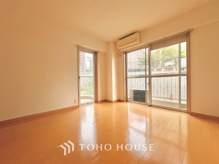 内装 ◆サンサンと◆差し込む太陽の光がこのリビングに笑いをもたらす。ソファの上のクッションがポカポカした暖気にぬくぬくと微睡んでいる。