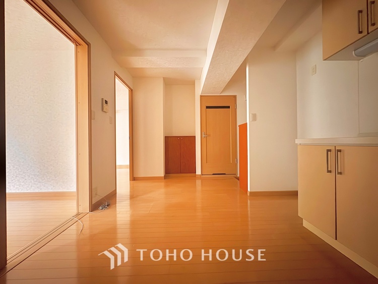 内装 ここはみんなが集い、食事と楽しい会話が始まる場所。話に夢中になりすぎて、ついつい時を忘れ、夜半過ぎになってしまう。そんな束の間の幸せを感じさせてくれます。