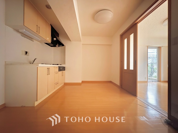 キッチン ◆愛育◆キッチンは家族の絆を育む大切な空間。シンプルで使い易いSystemKitchenで愉しく作る料理は愛情のある美味しいご馳走に。家族で使える広々としたダイニングキッチンです。