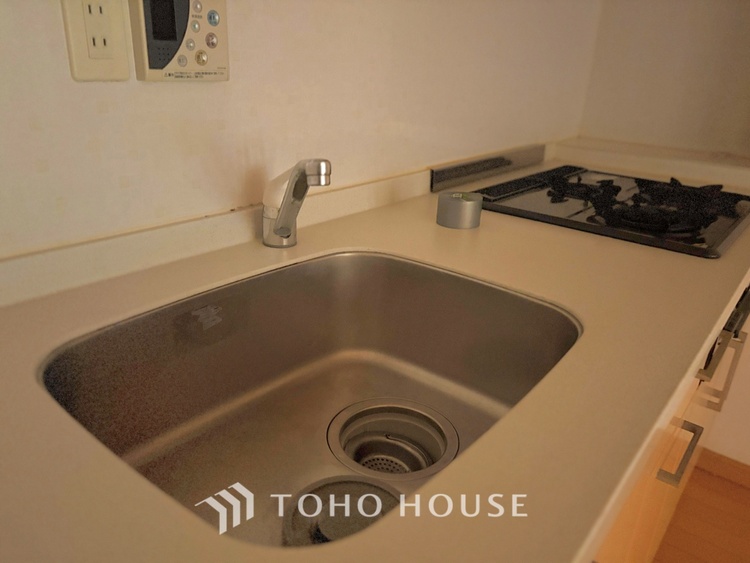 キッチン キッチンは家族の絆を育む大切な空間。シンプルで使い易いシステムキッチンで愉しく作る料理は愛情のある美味しいご馳走に。家族で使えるダイニングキッチンです。