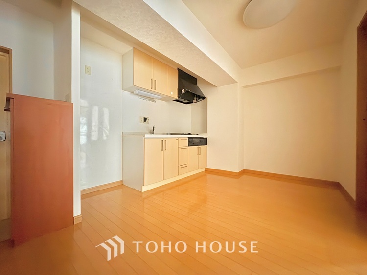 キッチン キッチンは家族の絆を育む大切な空間。シンプルで使い易いシステムキッチンで愉しく作る料理は愛情のある美味しいご馳走に。家族で使えるダイニングキッチンです。