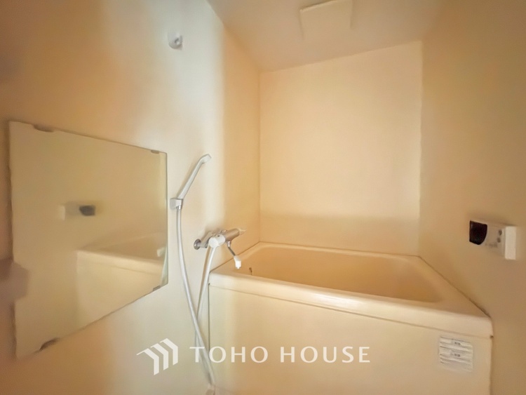 風呂 【浴室】《一日の疲れを落としてくれる場所は、落ち着く場所でなければならない》　高級感溢れるカラーと大きさ・柔らかな曲線で構成された半身浴も楽しめるバスタブが心地よさをもたらします。