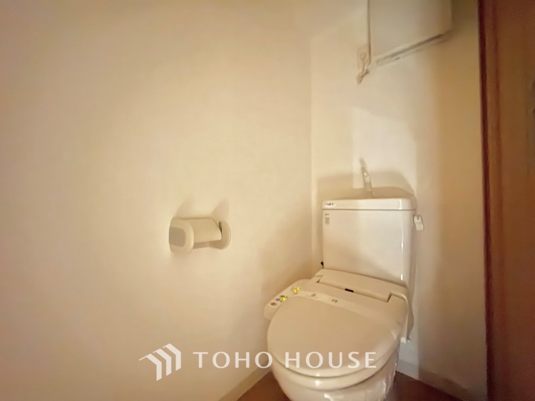 トイレ 清潔感あるホワイト調のクロスと温もり溢れるモダンカラーの床材が見事に調和した本邸宅は、毎日の生活を少しでも快適に過ごして頂ける様に落ち着いた雰囲気作りから行っています。