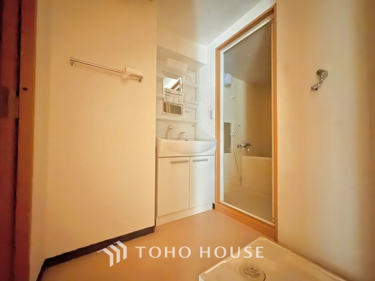 洗面 気持ちの良い朝をつくりだし、夕方には笑顔を取り戻させてくれるミラー。パウダールームはいつでも本来の自分を取り戻せる空間。明るく仕上げてあります。