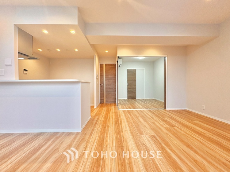 内装 忙しい朝でも、しっかり家族が揃って食事をして頂けるゆとりある大きさのダイニングスペース。