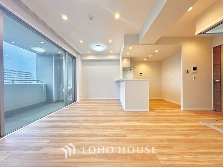 内装 叶えたかったのは落ち着きのあるナチュラルな風合い、そして開放感があるリビング。優雅な気分に浸れる幸せな時間を家族が自然と集まりたくなるこの空間で。