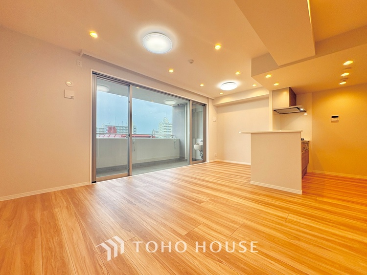 内装 ◆サンサンと◆差し込む太陽の光がこのリビングに笑いをもたらす。ソファの上のクッションがポカポカした暖気にぬくぬくと微睡んでいる。