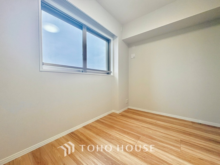 内装 使いやすく、明るい洋室に仕上がります。子供部屋や趣味のお部屋にご利用できます。ご自身で家具などを配置し、素敵な空間を創り上げられます。