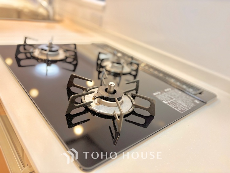 キッチン 手元の収納から、足元の収納までが全てスライド式で、奥のスペースまで有効に活用できます。奥まで上から見渡せるので、たまにしか使わない調理器具もサッと取出せます。