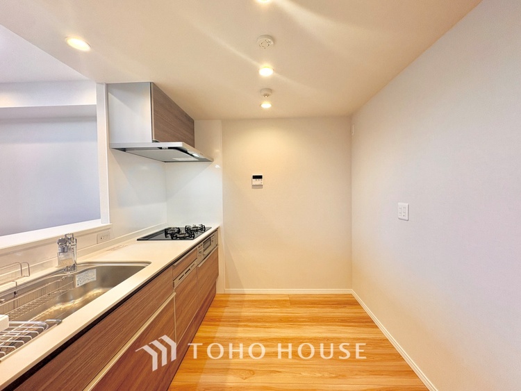 キッチン ◆愛育◆キッチンは家族の絆を育む大切な空間。シンプルで使い易いSystemKitchenで愉しく作る料理は愛情のある美味しいご馳走に。家族で使える広々としたダイニングキッチンです。