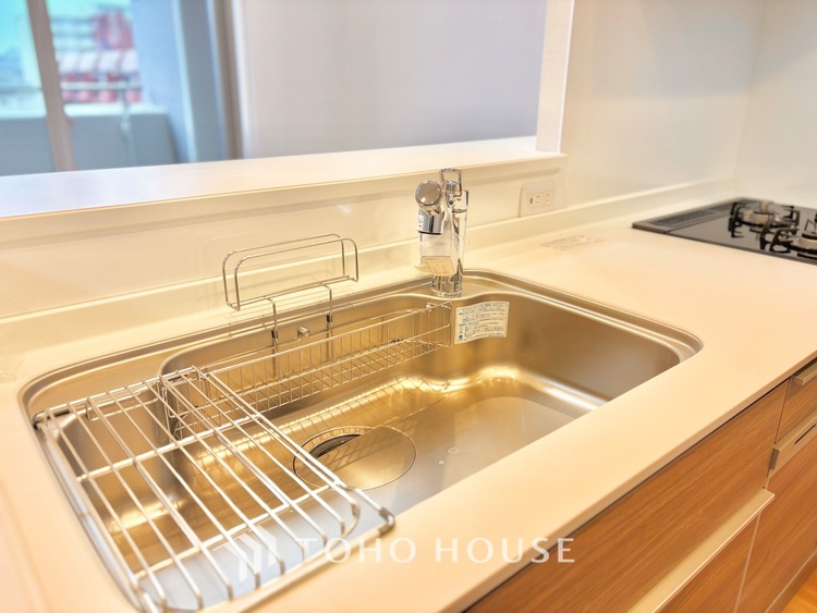 キッチン キッチンは家族の絆を育む大切な空間。シンプルで使い易いシステムキッチンで愉しく作る料理は愛情のある美味しいご馳走に。家族で使えるダイニングキッチンです。