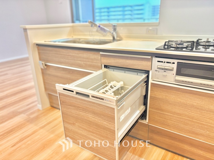 キッチン キッチンは家族の絆を育む大切な空間。シンプルで使い易いシステムキッチンで愉しく作る料理は愛情のある美味しいご馳走に。家族で使えるダイニングキッチンです。