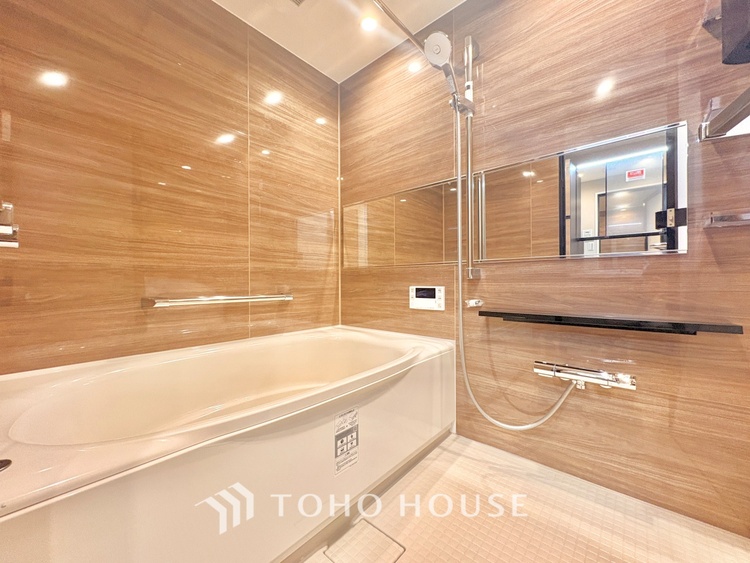 風呂 【浴室】《一日の疲れを落としてくれる場所は、落ち着く場所でなければならない》　高級感溢れるカラーと大きさ・柔らかな曲線で構成された半身浴も楽しめるバスタブが心地よさをもたらします。