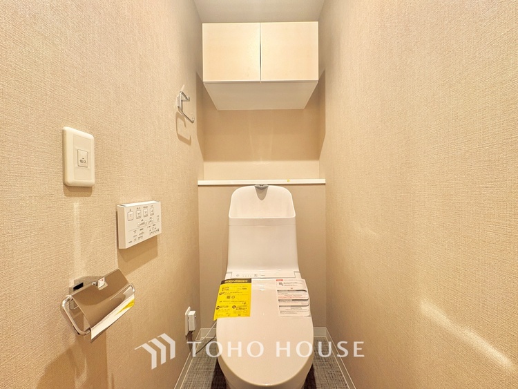 トイレ 清潔感あるホワイト調のクロスと温もり溢れるモダンカラーの床材が見事に調和した本邸宅は、毎日の生活を少しでも快適に過ごして頂ける様に落ち着いた雰囲気作りから行っています。