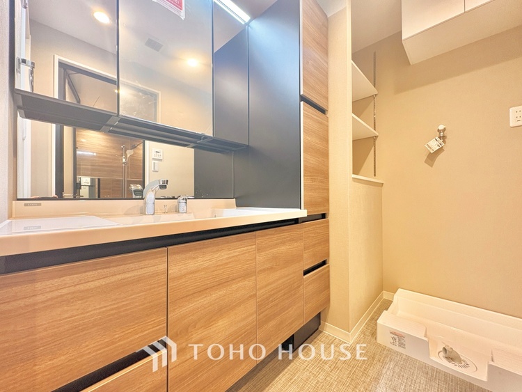 洗面 気持ちの良い朝をつくりだし、夕方には笑顔を取り戻させてくれるミラー。パウダールームはいつでも本来の自分を取り戻せる空間。明るく仕上げてあります。