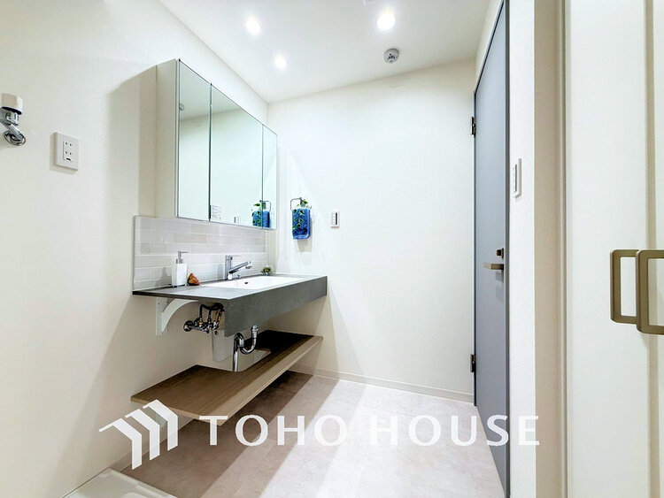 洗面 白を基調とした清潔感のある洗面室で朝の身支度を