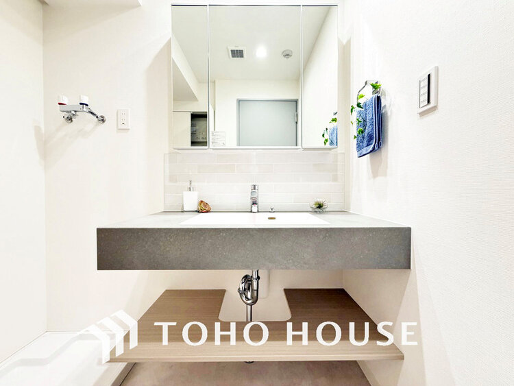 洗面 落ち着きのある色合いでまとめられた洗面室