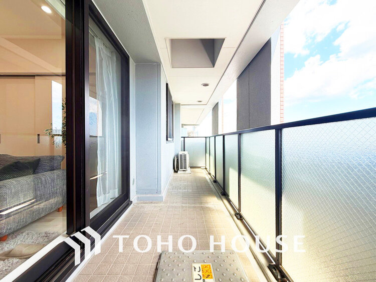 バルコニー 日当たりの良いバルコニーで晴れの日の洗濯物も楽しみになりますね