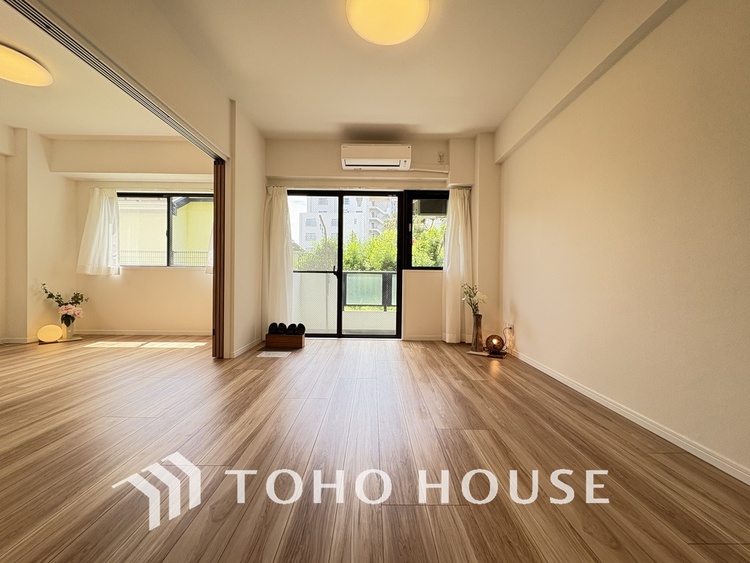 内装 広がりのある住空間、家族が集まるリビング・ダイニング