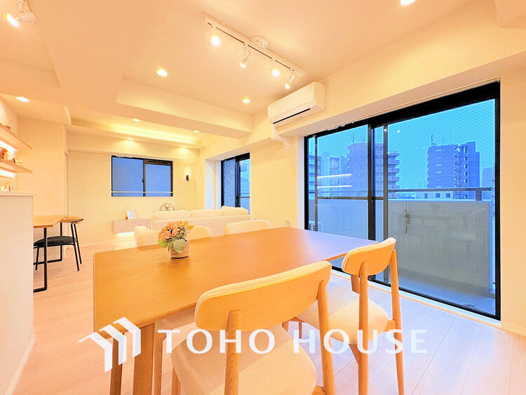 内装 上質な時間を育む暮らしのメインステージ。寛ぎとコミュニケーションを育む居心地のよい場所