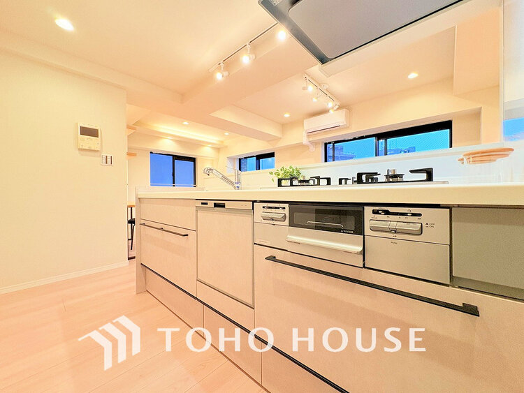 キッチン 落ち着きのあるカラーで統一された清潔感と気品が溢れるキッチン