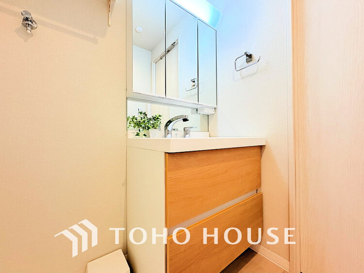 洗面 木の温もりを感じる洗面スペースで朝の身支度を