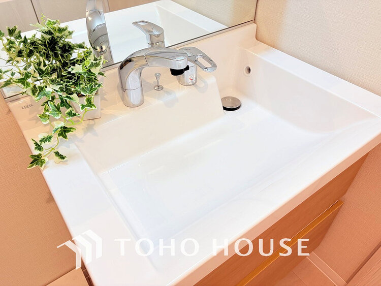 洗面 落ち着きのある色合いでまとめられた洗面室