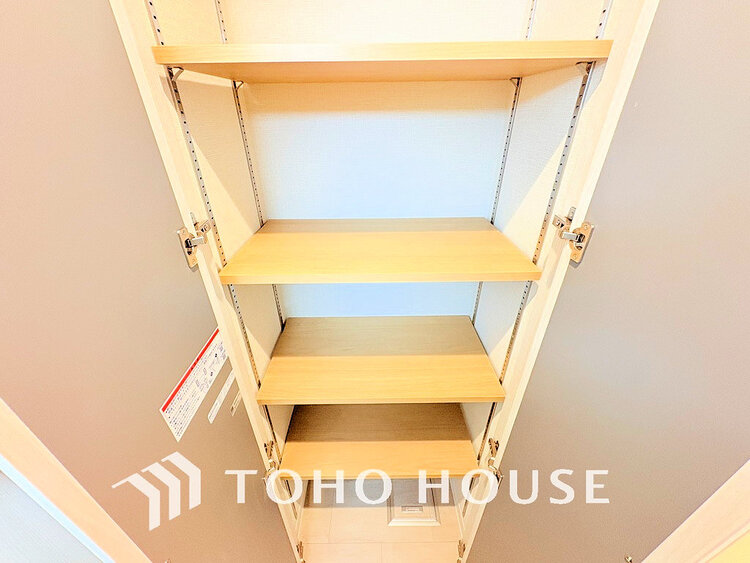 玄関 天井まである玄関収納はご家族分の履物も余裕で収納可能