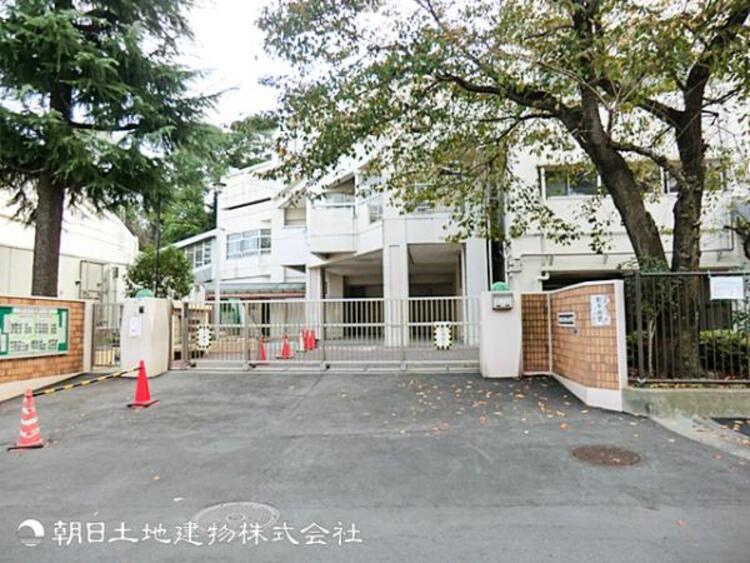 周辺 【初音が丘小学校】850ｍ　閑静な住宅街に立地する穏やかな通学環境です。中学校との連携や地域とのつながりを活かした体験学習などが盛んで、ＩＣＴ活用も積極的に行っています。