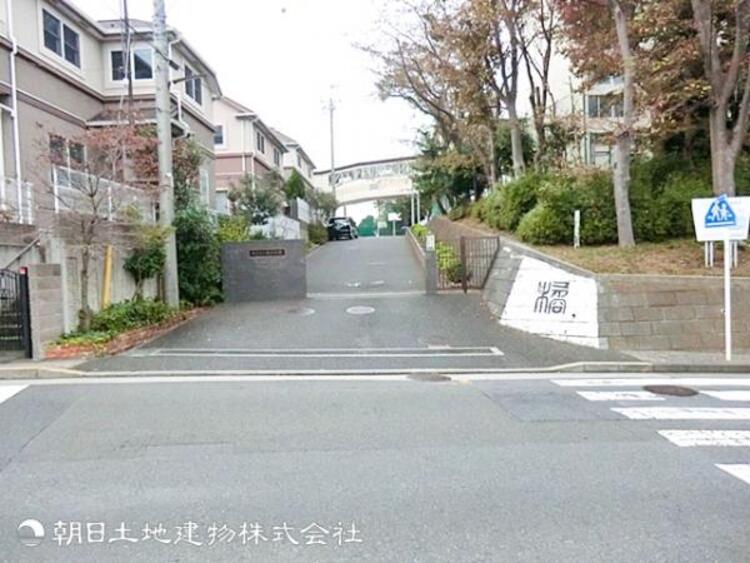 周辺 【橘中学校】1900ｍ　横浜でも有数の高台に立地し、西に富士山・東に横浜港を望む開放感あふれる環境で学業に励むことができます。部活動は運動部・文化部ともにたいへん盛んです。