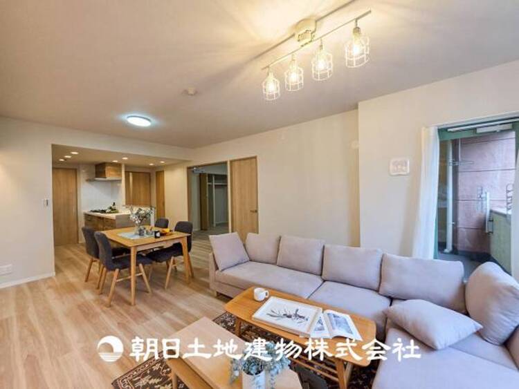 居間 【外観写真】将来にわたって資産価値が継続する「上質」な佇まいを目指しました。