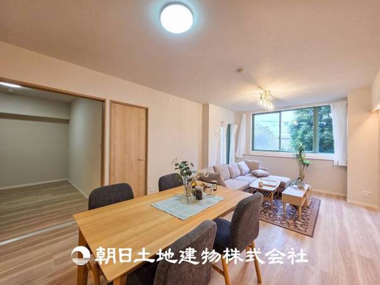 居間 【外観写真】家族の色を映し出す洗練された邸宅は、ずっと輝き続けながらいつしか街の風景に溶け込んでいきます。