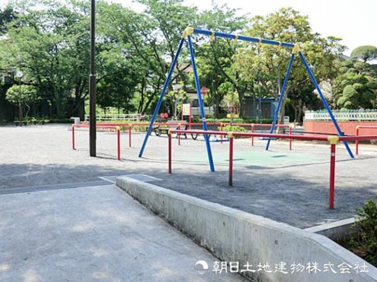 周辺 【法泉二丁目公園】620ｍ　ゆったりと整う閑静な住宅街に立地しています。木々に囲まれた穏やかな空間で、ブランコや遊具もあるのでお子様の遊び場にぴったりです。