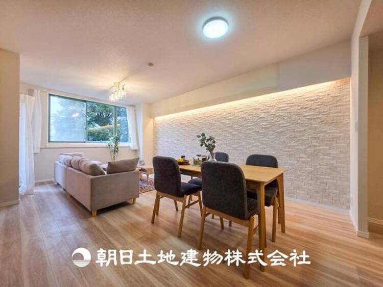 居間 家族や友人との時間など、１番多くの時間を過ごす空間だからこそ落ち着いた空間になります。