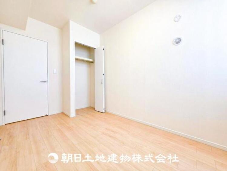 内装 【居室】一人で過ごす空間は音楽を聴いたり読書をしたりと趣味を楽しめる空間です。