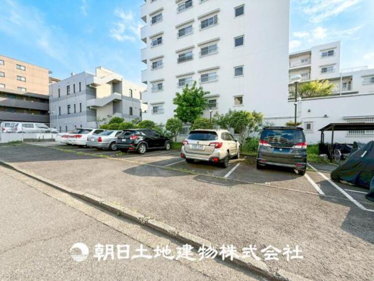 駐車場 【駐車場】ゆったりとした駐車スペースを確保いたしましたので、大きめのお車でも駐車可能です。