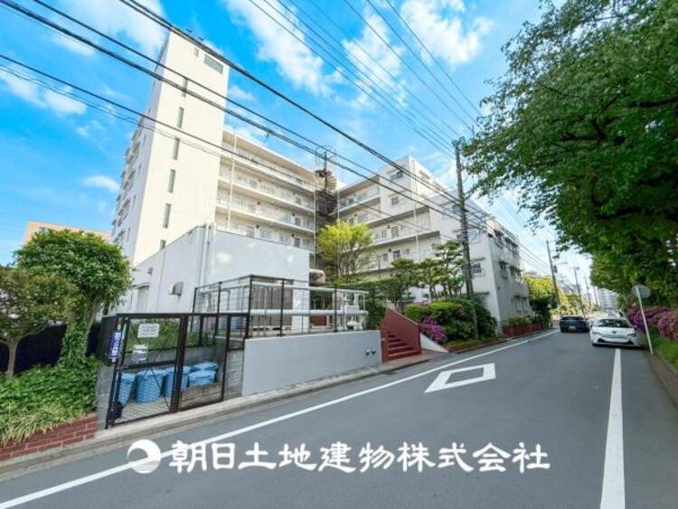 外観 【外観写真】家族の色を映し出す洗練された邸宅は、ずっと輝き続けながらいつしか街の風景に溶け込んでいきます。